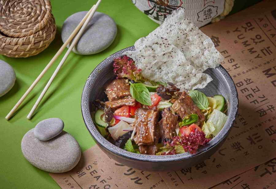 Салат с говядиной и рисовыми чипсами Ном Бо Тай